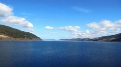 Cine locuiește în baza lacului?